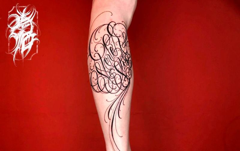 小腿肚子心形花体字纹身图片_脚部花体字心形纹身图案