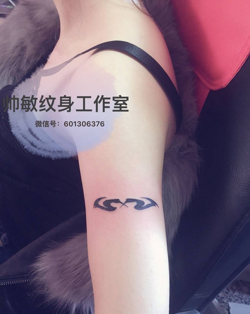 天鹅图腾纹身图片_手臂清新图腾纹身图案