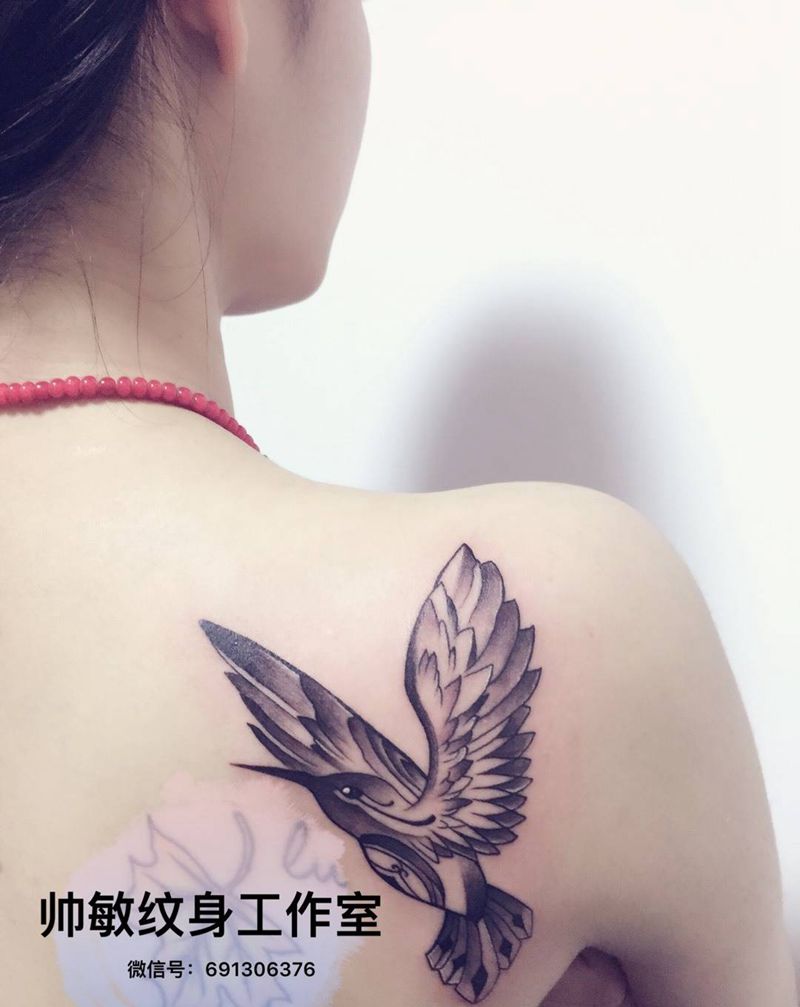 蜂鸟卍纹身图片_帅敏TATO背部写实动物插画纹身图案