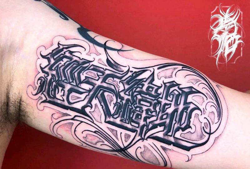 大臂内侧中文哥特字体纹身图片_手臂花体字哥特字纹身图案