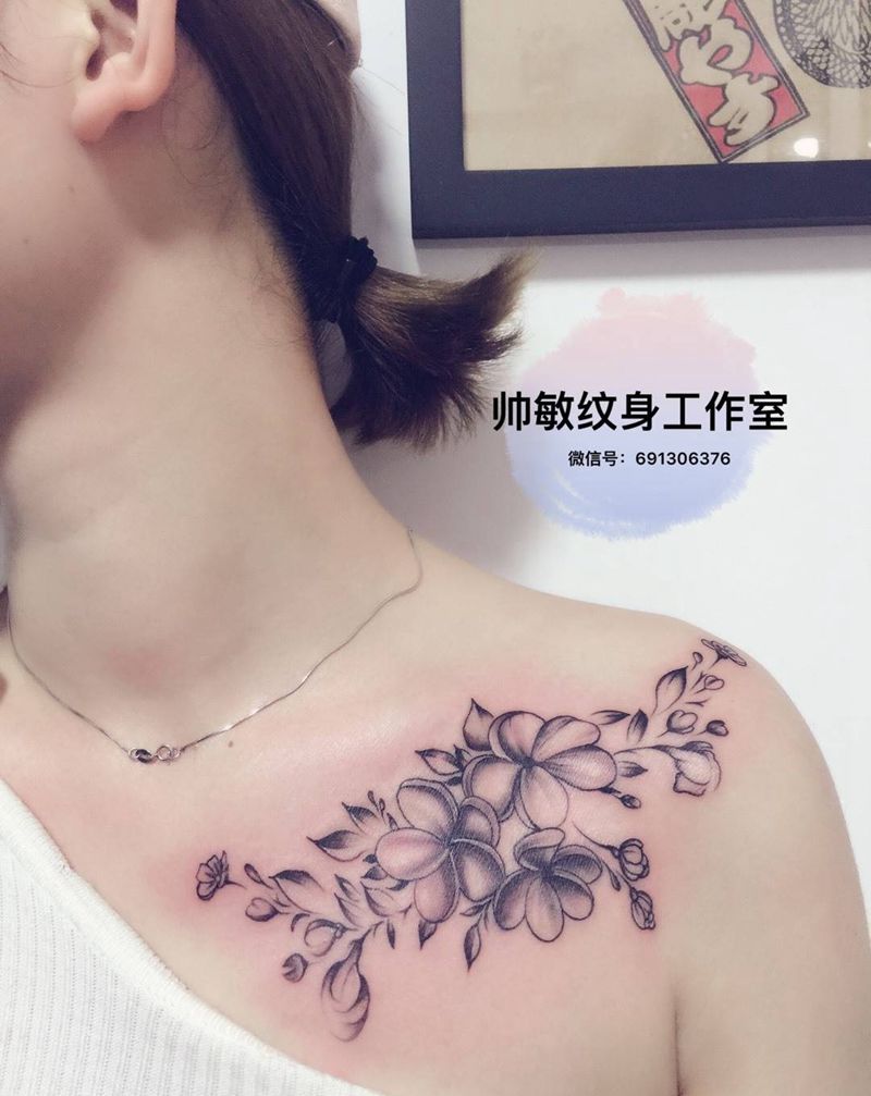 繁花簇锦纹身图片_肩部清新写实植物帅敏TATO纹身图案