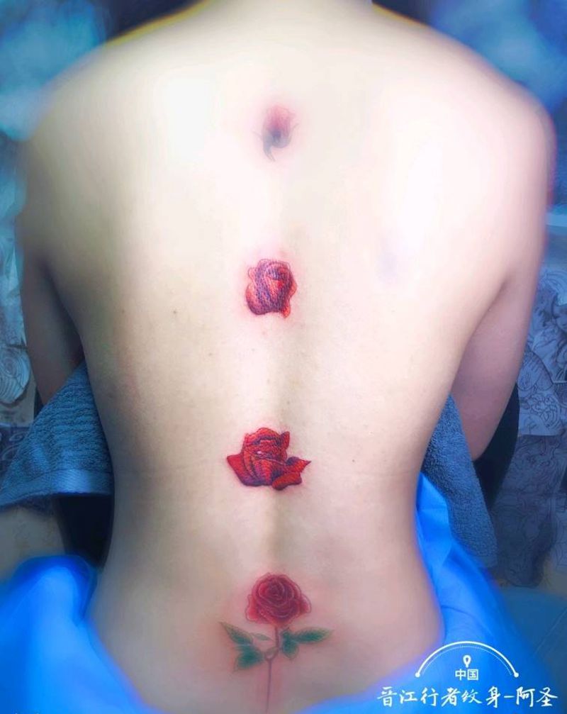 小花花纹身图片_背部新传统纹身图案