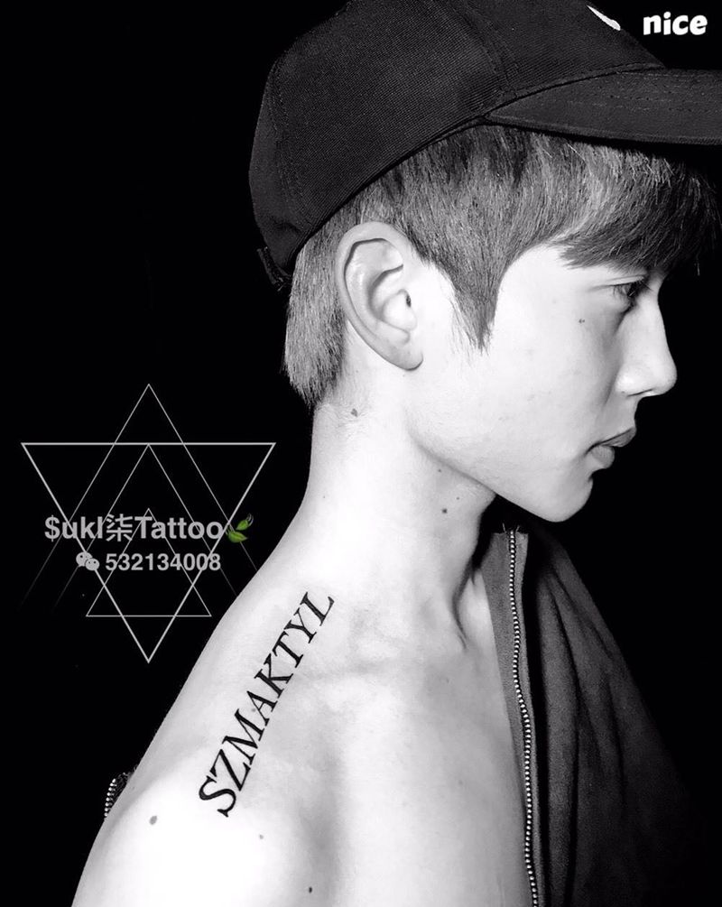 脖子字母纹身图片