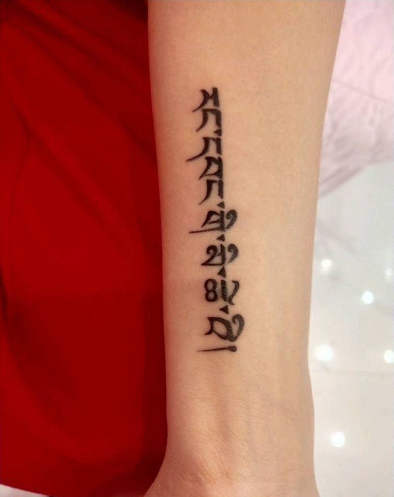 藏文经文纹身图片_手部花体字纹身图案