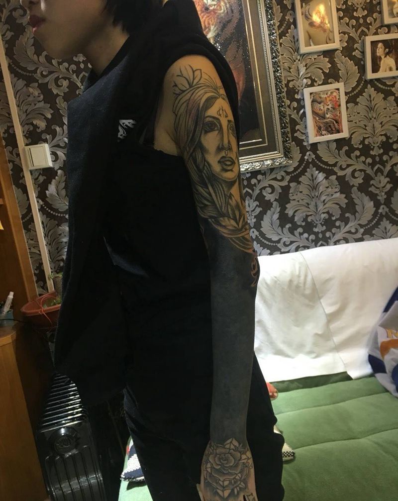 黑臂纹身图片_成品手臂手部欧美人物图腾贴纸字符纹身图案