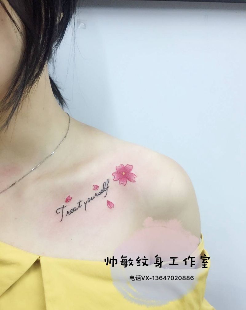 字母花纹身图片_肩部纹身图案