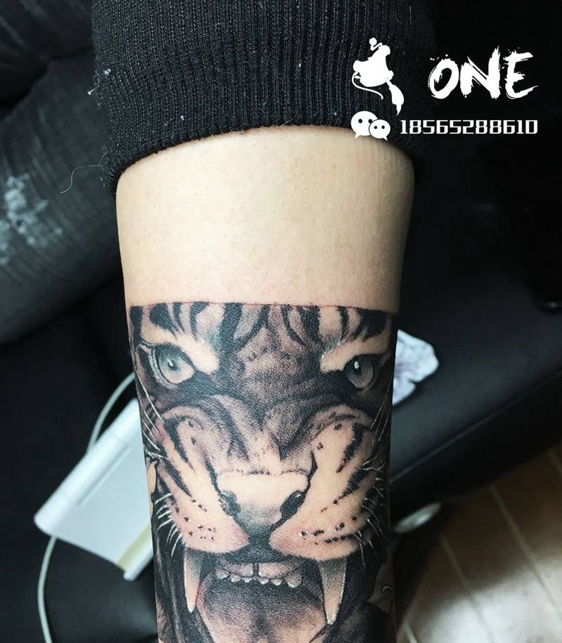 老虎手环纹身图片_手部手臂欧美写实点刺老虎写实素花纹身图案