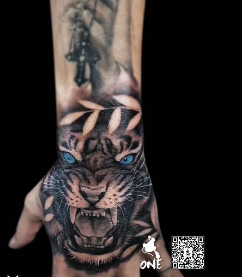 手背老虎纹身图片_手部欧美写实写实老虎素描老虎手背老虎纹身图案