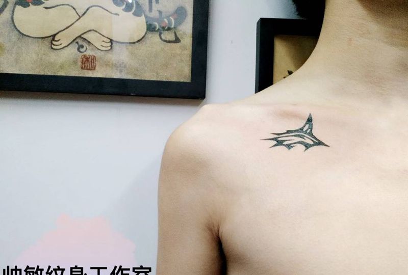 卐纹身图片_帅敏TATTOO几何欧美肩部插画纹身图案