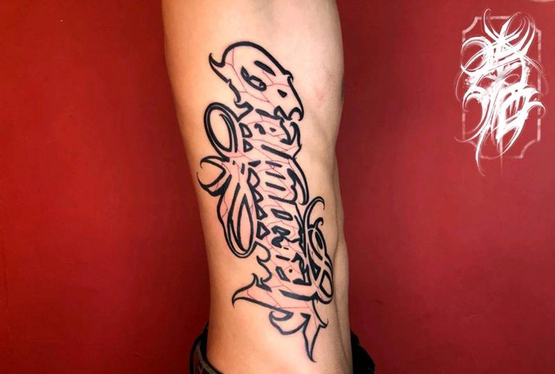 侧腰镂空哥特英文纹身图片_腰部花体字镂空裂痕纹身图案