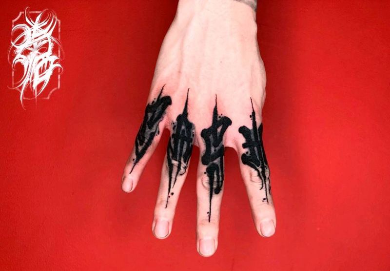 手指字母遮盖老图纹身图片_手部花体字暗黑字纹身图案