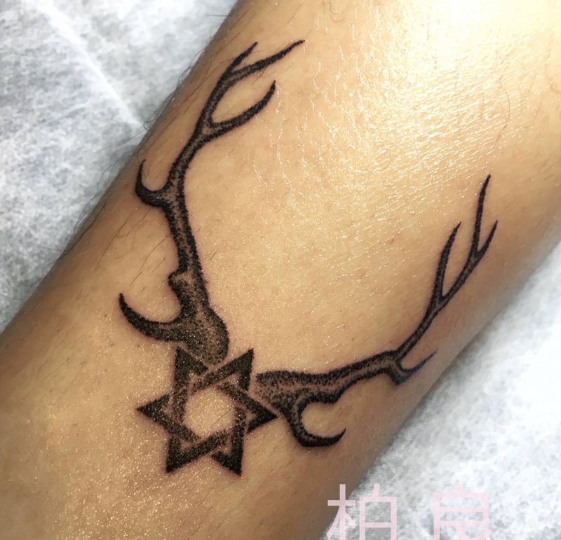 黯淡星纹身图片_腿部几何点刺纹身图案