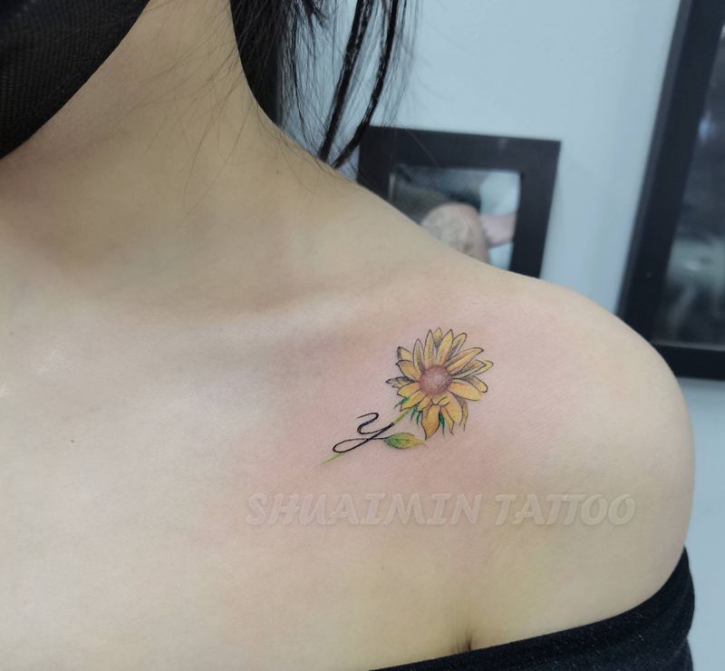 小花纹身图片_肩部胸部New School欧美写实纹身图案