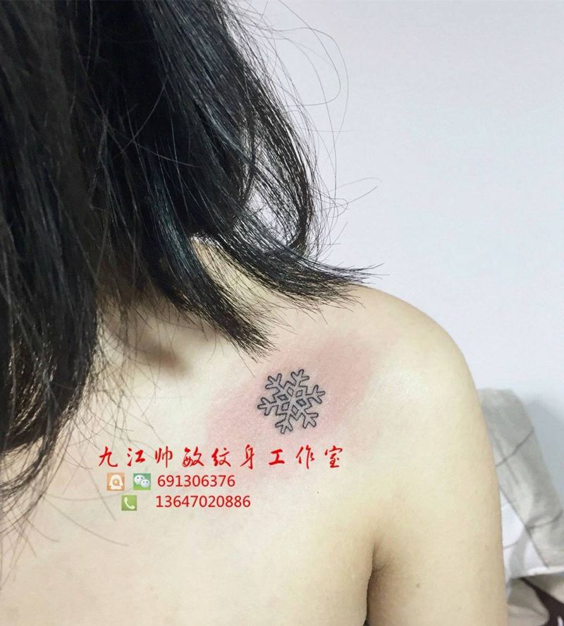 雪花❄️纹身图片_成品胸部写实清新几何字符人物情侣图腾纹身图案