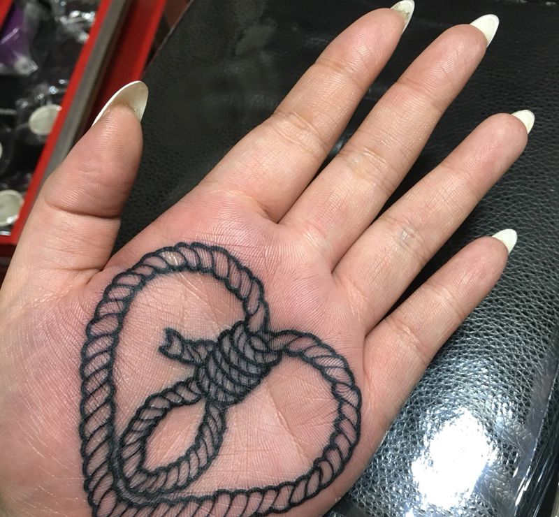 给你纹身图片_手部Old School纹身图案