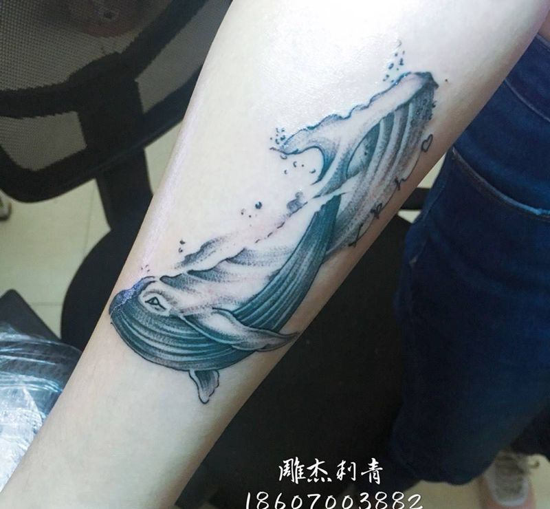 小鲸鱼纹身图片_成品手臂手部清新动物纹身图案