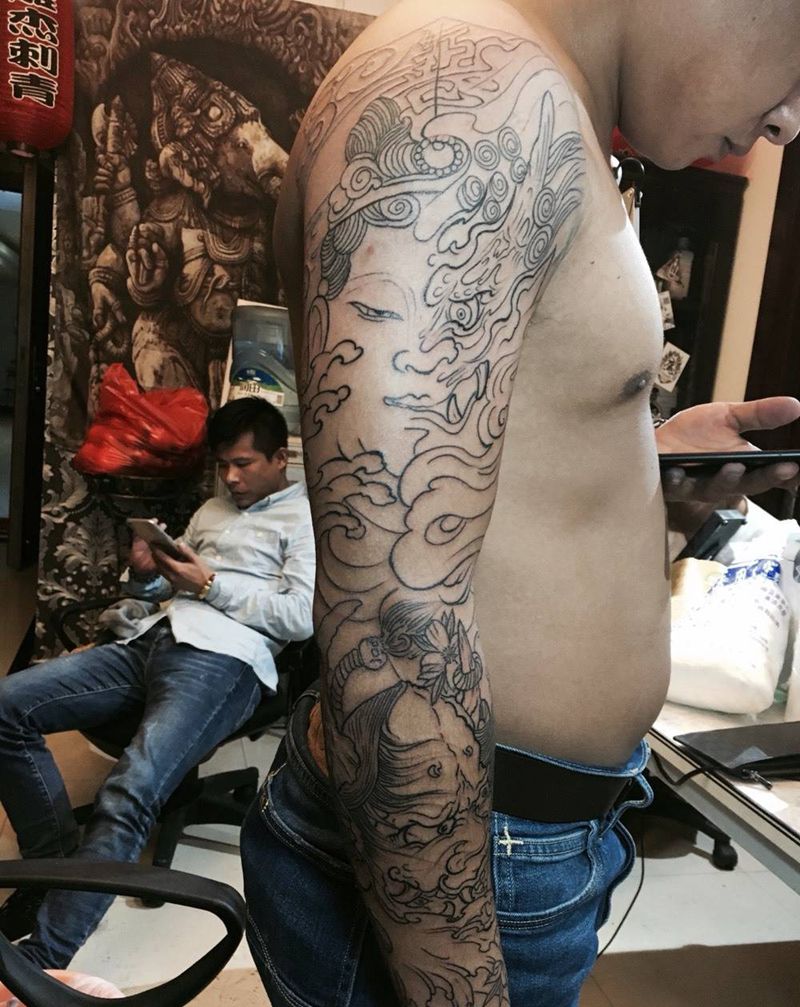 花臂线条完成纹身图片_手臂传统人物宗教纹身图案