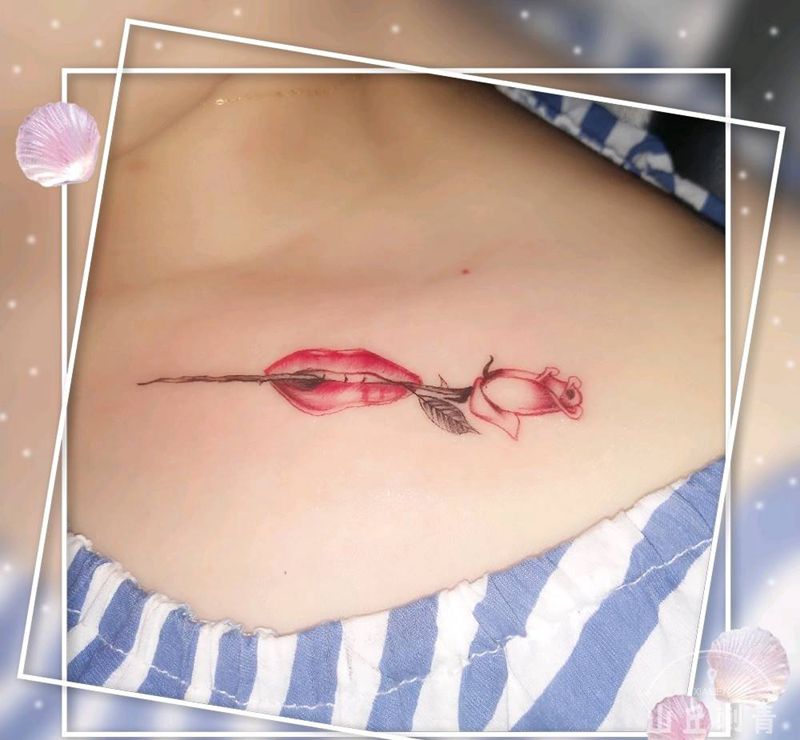 嘴咬玫瑰纹身图片_胸部纹身图案