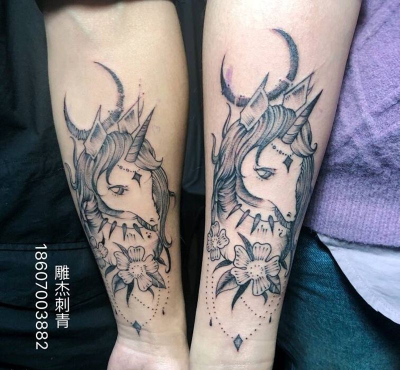 情侣款独角兽纹身图片_手臂手部点刺老传统纹身图案