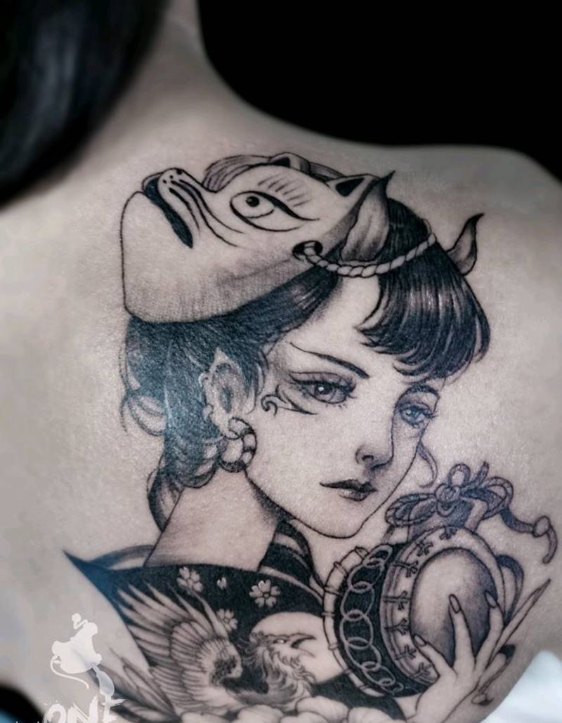 美女纹美女艺妓纹身图片_肩部背部新传统黑灰艺妓美女肩膀艺妓纹身图案