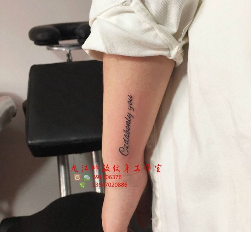 字母纹身图片_手稿手部写实清新几何字符情侣纹身图案