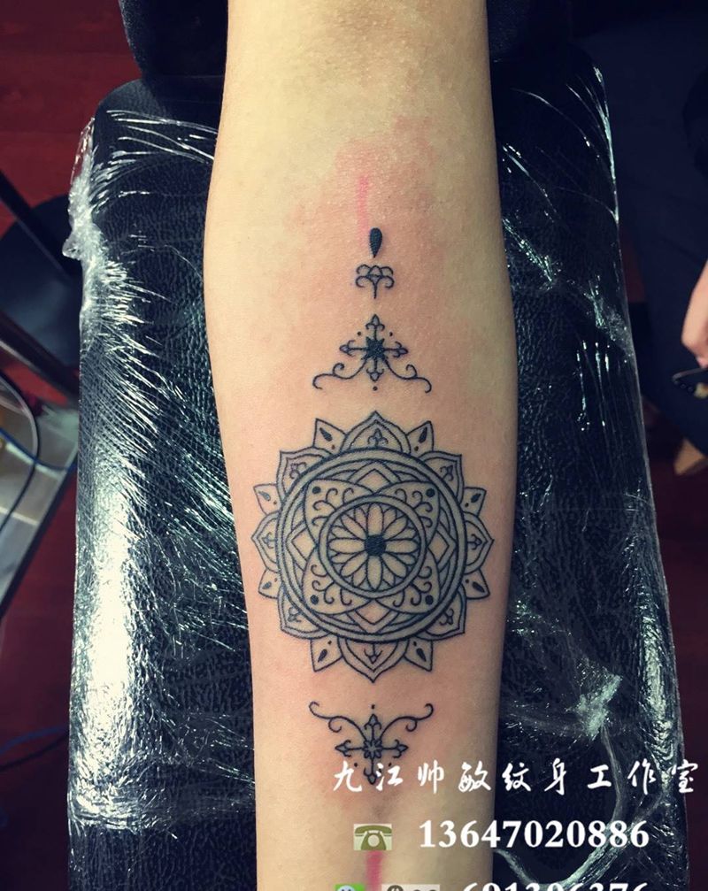 梵花纹身图片_手部清新写实几何静物图腾纹身图案