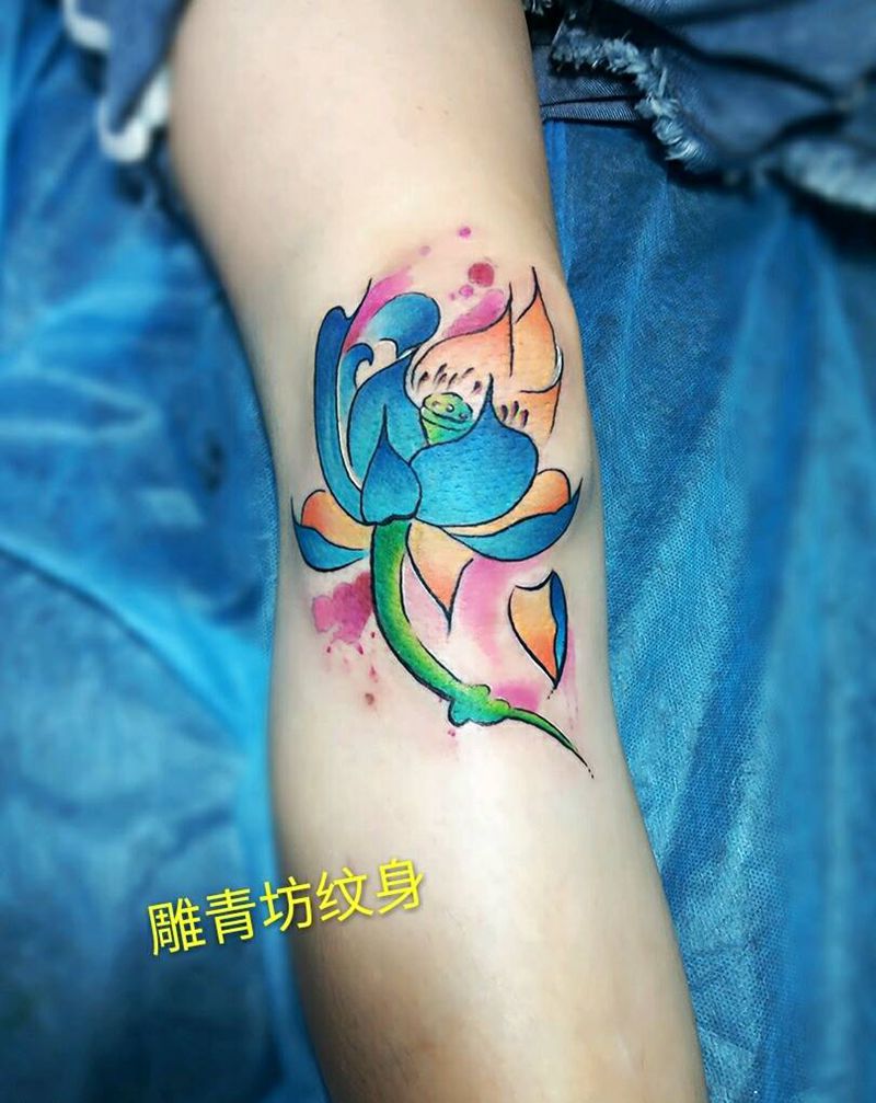 水彩莲遮盖疤痕纹身图片