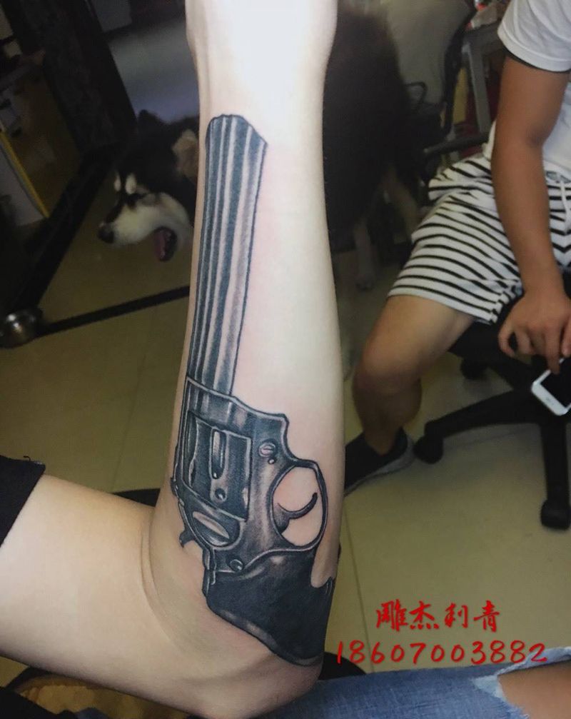 另外一把枪纹身图片_成品手臂手部欧美几何静物纹身图案