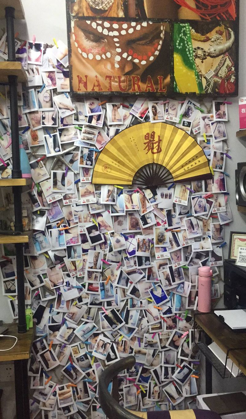 内设环境一角，有两位纹身大师纹身图片_帅敏TATTOO纹身图案