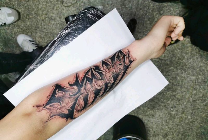小臂花体字母纹身图片_手臂花体字纹身图案