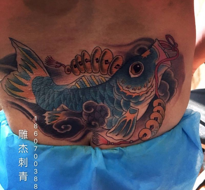 日式招财鱼纹身图片_背部腰部老传统纹身图案