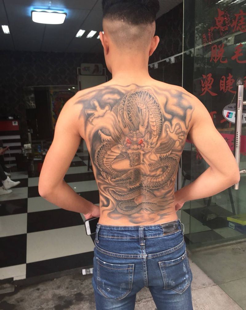恢复后满背龙纹身图片