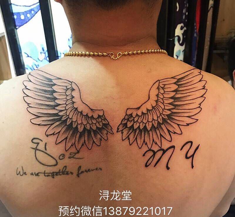 翅膀字母纹身图片_背部成品清新原创纹身图案