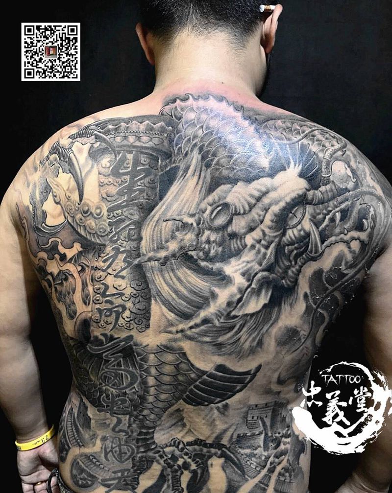 满背大龙纹身图片_背部新传统欧美写实纹身图案