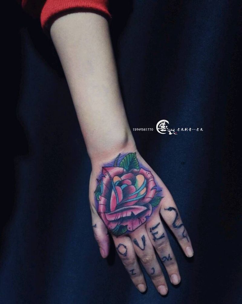 手背上的鲜花纹身图片_手部欧美花卉成品纹身图案