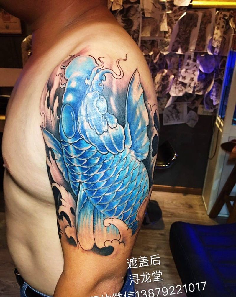 鱼遮盖纹身图片_手臂传统彩色动物纹身图案