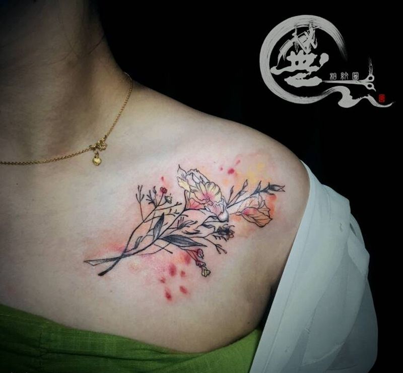 小清新纹身图片_胸部水彩纹身图案