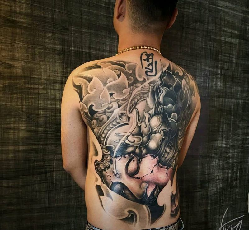 私念纹身图片_背部新传统纹身图案