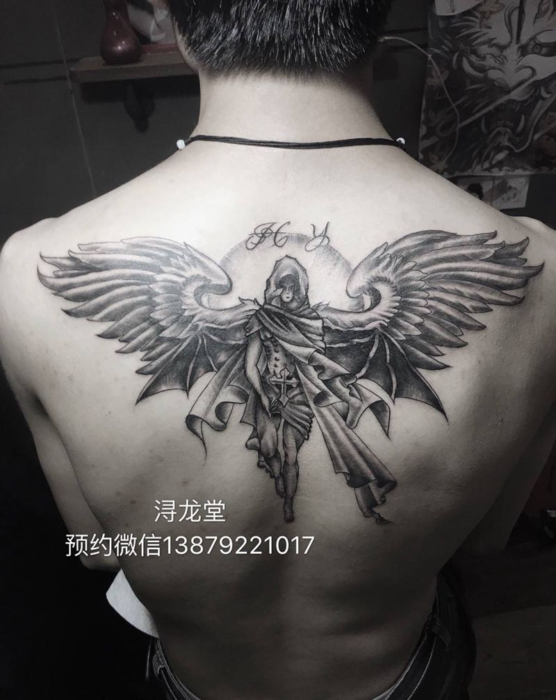 翅膀纹身图片_背部纹身图案