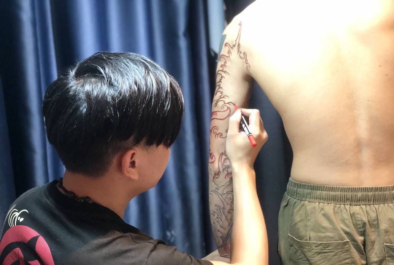 浪纹身图片_手部新传统纹身图案