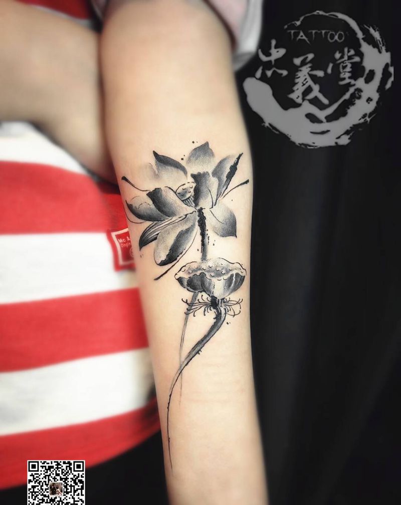水墨莲花纹身图片_手部水墨水彩纹身图案