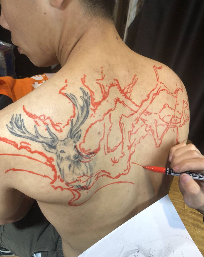 梅花遮盖纹身图片_背部新传统纹身图案