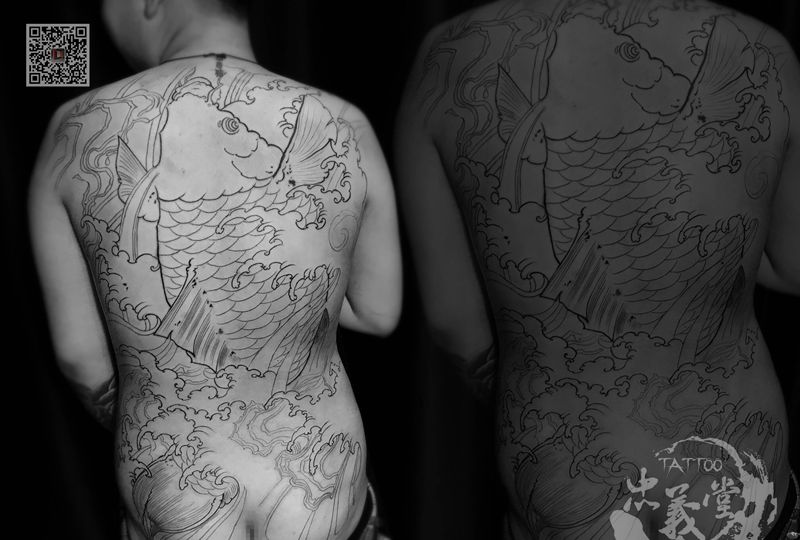 满背鱼纹身图片_背部新传统纹身图案