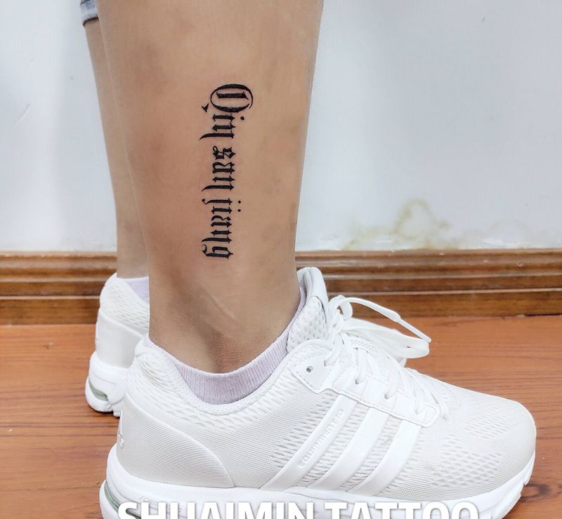 哥特纹身图片_腿部纹身图案