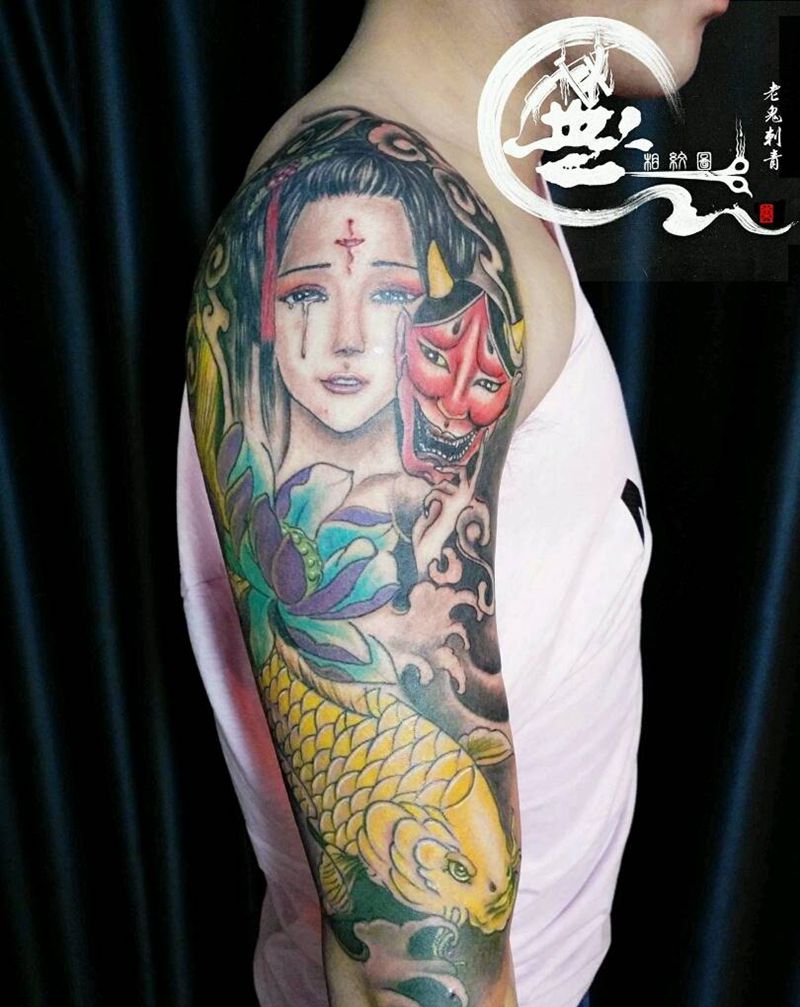 艺妓荷花鲤鱼纹身图片_手臂传统成品纹身图案