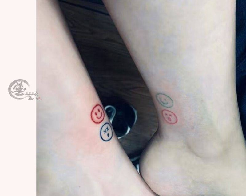情侣纹身，笑脸纹身图片_脚部纹身图案
