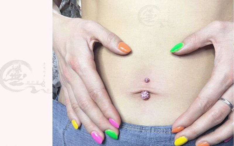 齐钉一枚纹身图片_腰部齐钉纹身图案