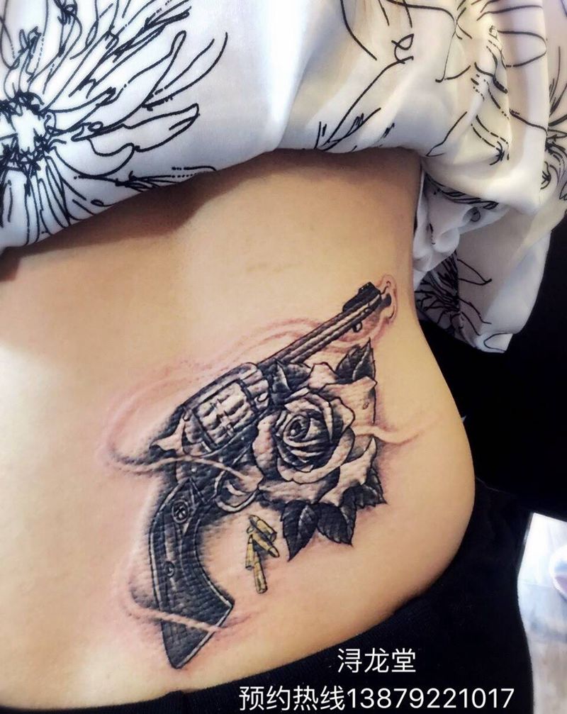 手枪花纹身图片_欧美臀部原创纹身图案