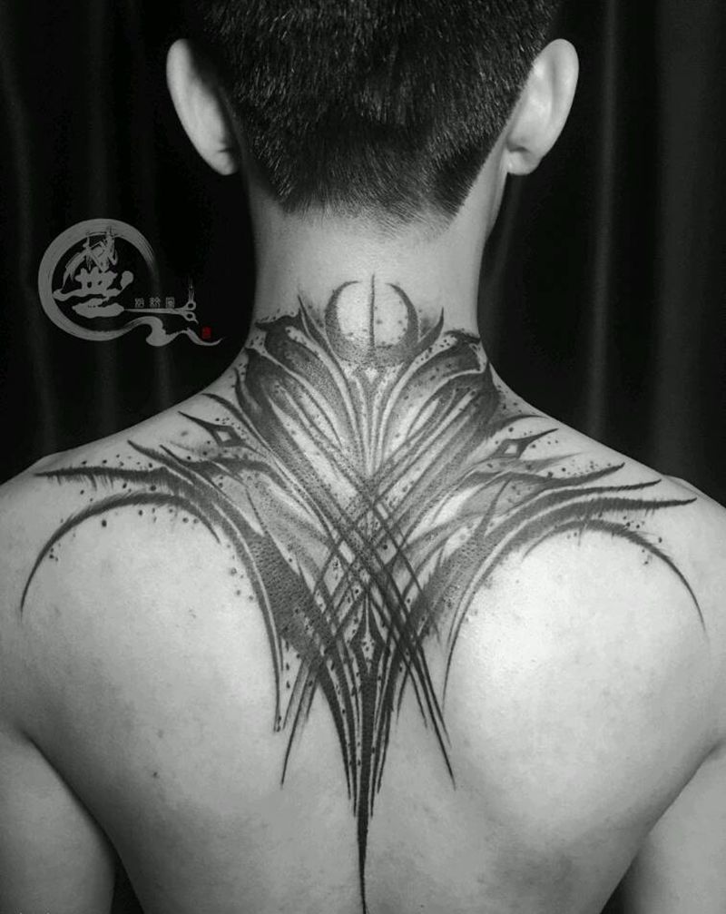 暗黑风格纹身图片_颈部背部花体字纹身图案