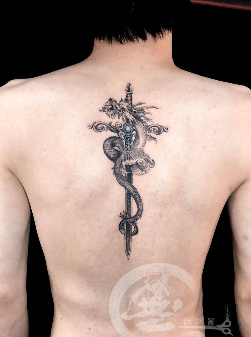 剑，龙纹身图片_背部纹身图案